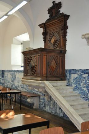 A daily classroom covered with 18th century tiles and the Teaching Chair, in Brazilian wood
© Universidade de Évora