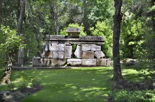 Photograph:&nbsp;Parco Chigi, Monumento a Tiberio Latinio Pandusa,  &copy;&nbsp;Palazzo Chigi Ariccia