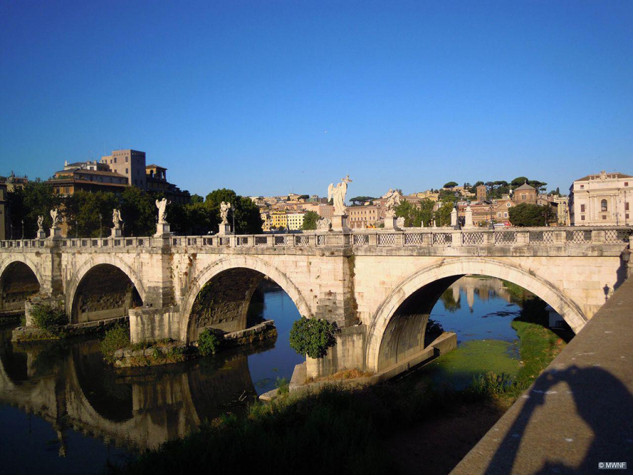 File:Angelo con la corona di spine-Ponte Sant Angelo.jpg